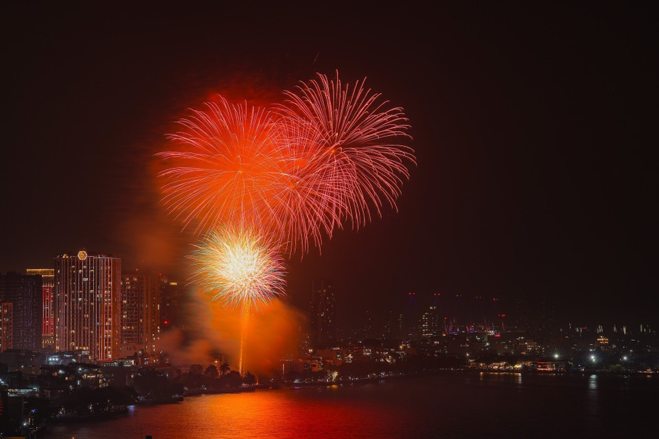 Rực rỡ sắc đỏ pháo hoa Hồ Tây. (Ảnh: Lê Đông/TTXVN)