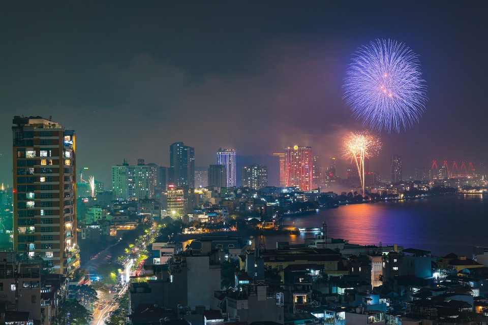 Pháo hoa đẹp mắt từ trên cao, khu vực Hồ Tây. (Ảnh: Lê Đông/TTXVN)