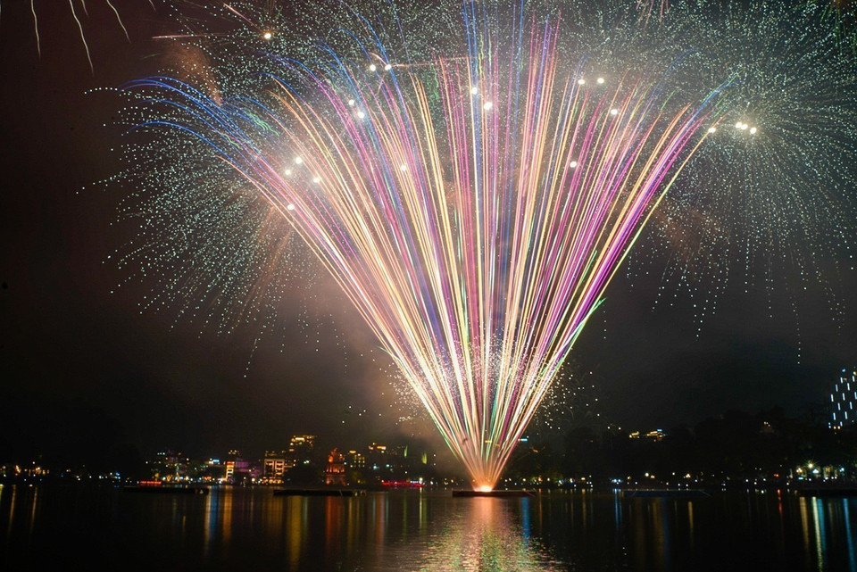 Màn pháo hoa rực rỡ tại khu vực hồ Hoàn Kiếm. (Ảnh: Khánh Hoà/TTXVN)