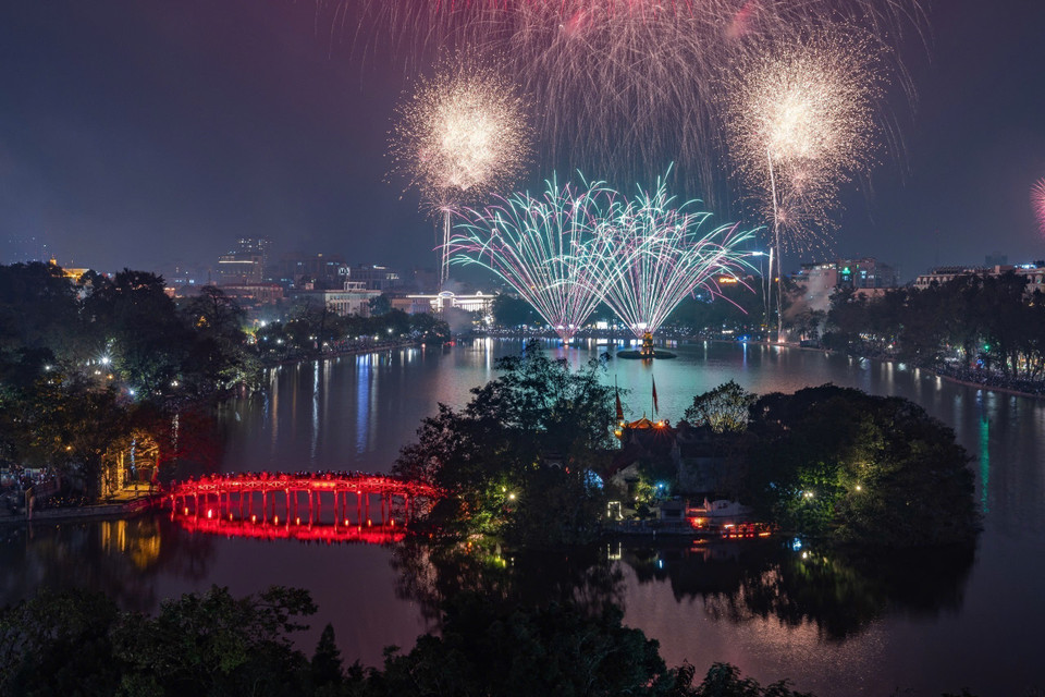 Pháo hoa khu vực Hồ Hoàn Kiếm từ trên cao. (Ảnh: Phạm Tuấn Anh/TTXVN)