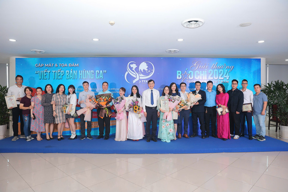 Tập thể nhóm tác giả của Báo Điện tử VietnamPlus. (Ảnh: Hoài Nam/Vietnam+)