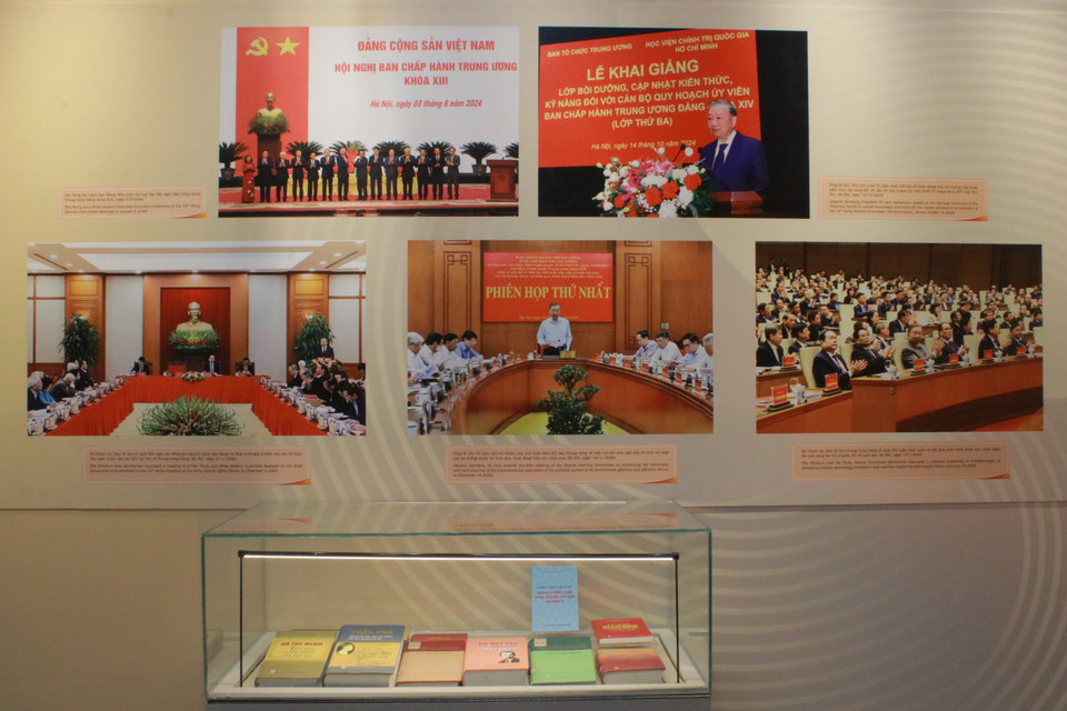 Hơn 150 hiện vật, tài liệu, hình ảnh và các kỳ đại hội đã được mang đến cho du khách để hiểu hơn về hành trình 95 năm ra đời, phát triển và lãnh đạo đất nước. (Ảnh: Minh Anh/Vietnam+)