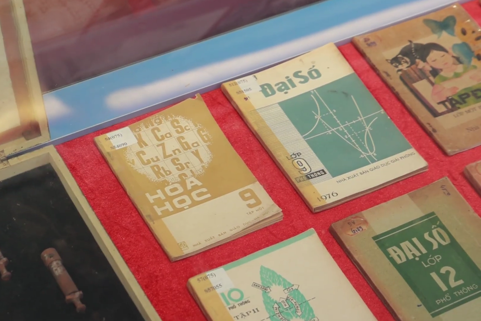 Một số sách giáo khoa, sách tham khảo đặc biệt được trưng bày tại triển lãm. (Ảnh: PV/Vietnam+)