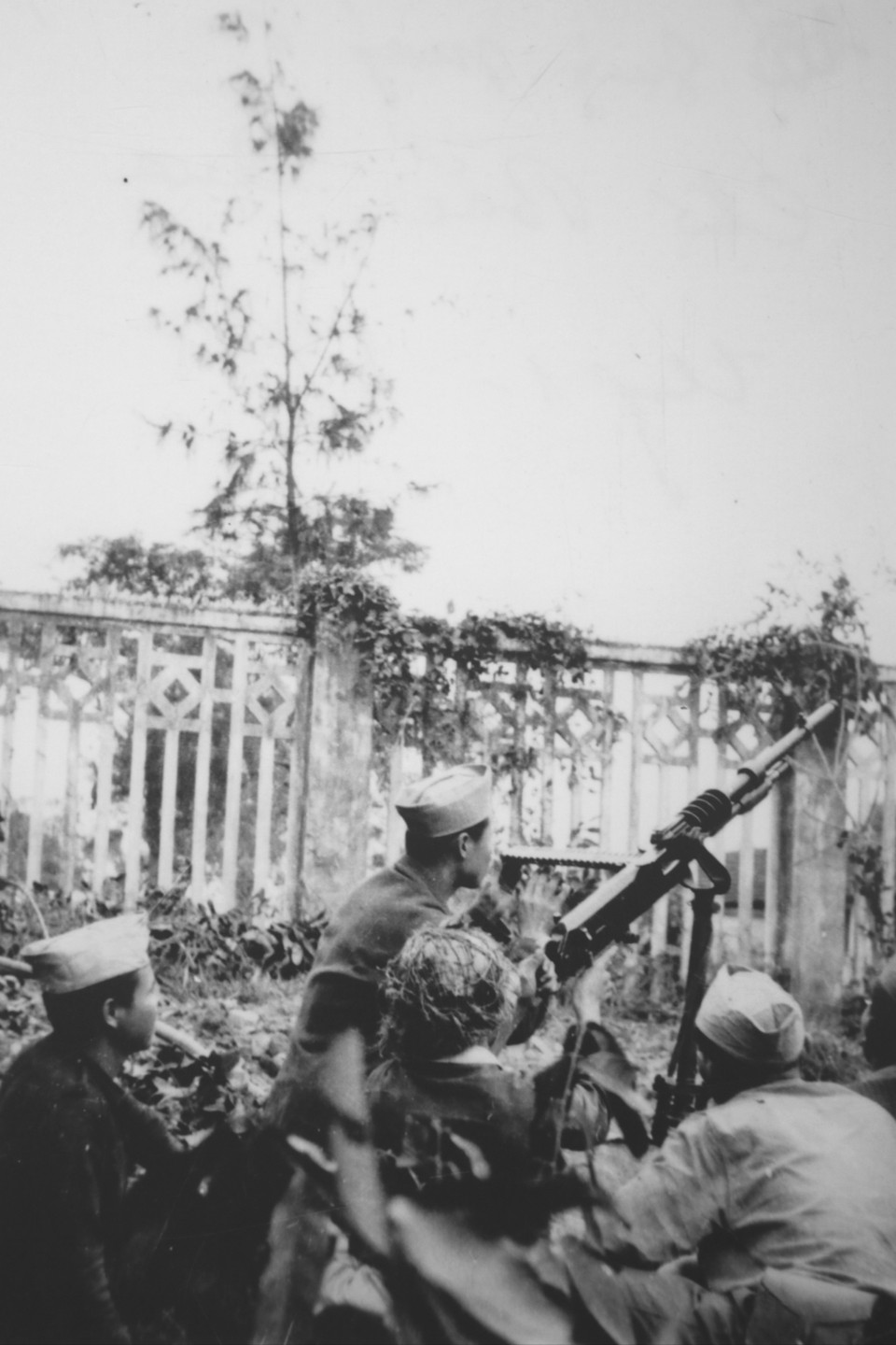 Hình ảnh về tổ súng máy chợ Bắc Qua - chợ nằm ngay phía sau chợ Đồng Xuân - giai đoạn kháng chiến năm 1946. (Ảnh: Nguyễn Bá Khoản/Trung tâm Lưu trữ Quốc gia III)