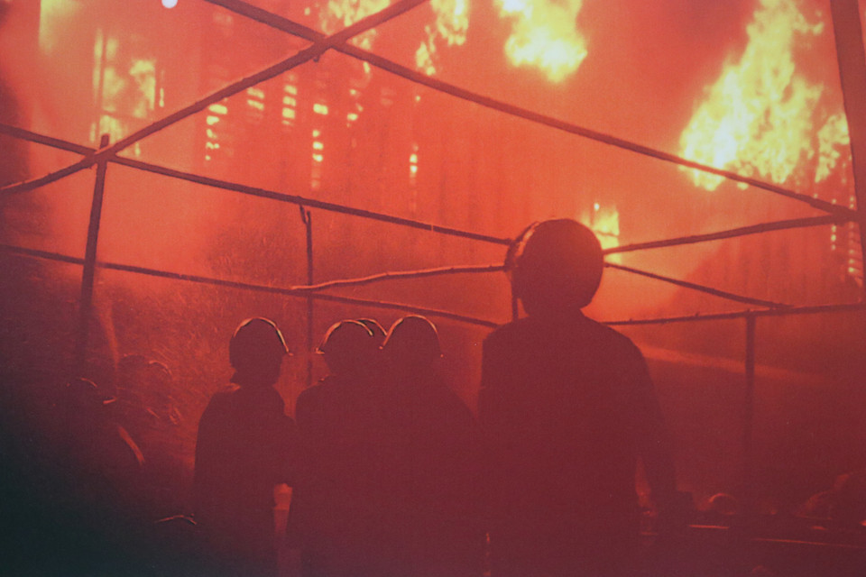 Hình ảnh vụ cháy chợ năm 1994, kéo dài từ tối 14/7, thiêu rụi gần như toàn bộ các gian hàng trong chợ, đến 19/7 mở có thể dập tắt hoàn toàn. (Ảnh: Solomon)