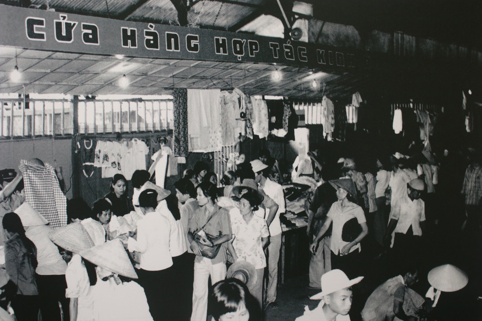 Gian hàng kinh doanh đồ vải sợi may mặc 1985 gần giai đoạn Đổi mới. (Ảnh: Long Sơn/TTXVN)