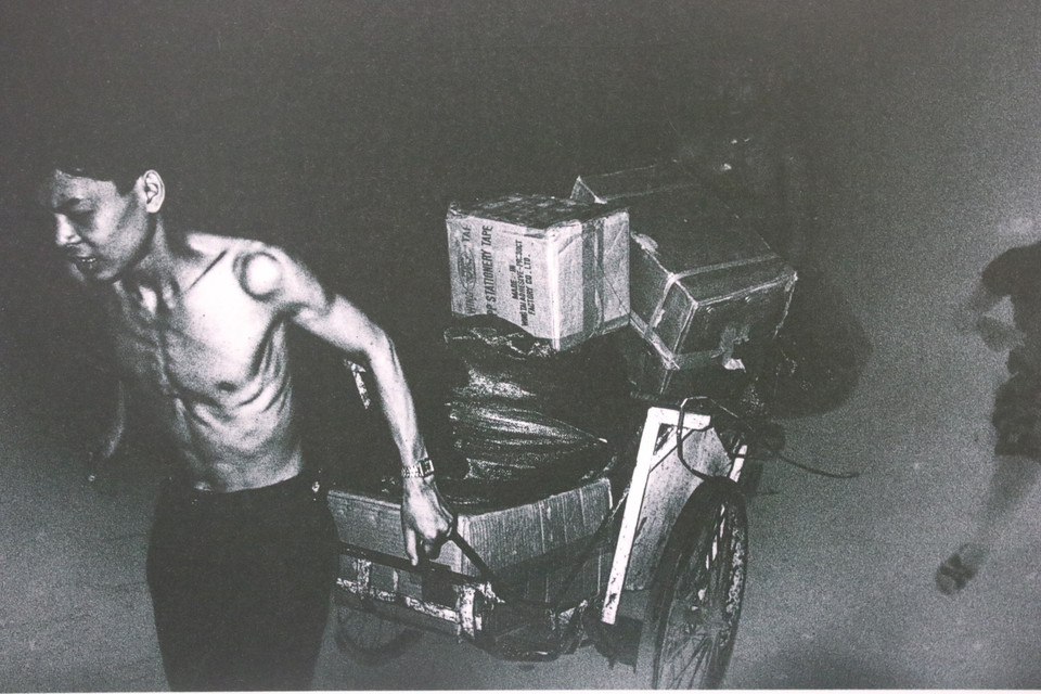 Người dân di dời hàng hóa khỏi chợ vì vụ cháy. (Ảnh: Solomon)