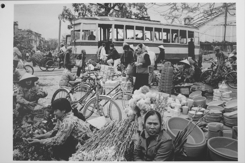 Tàu điện chạy qua chợ Đồng Xuân, giai đoạn chợ được cải tạo, tháng 2 năm 1990. (Ảnh: John Vink)