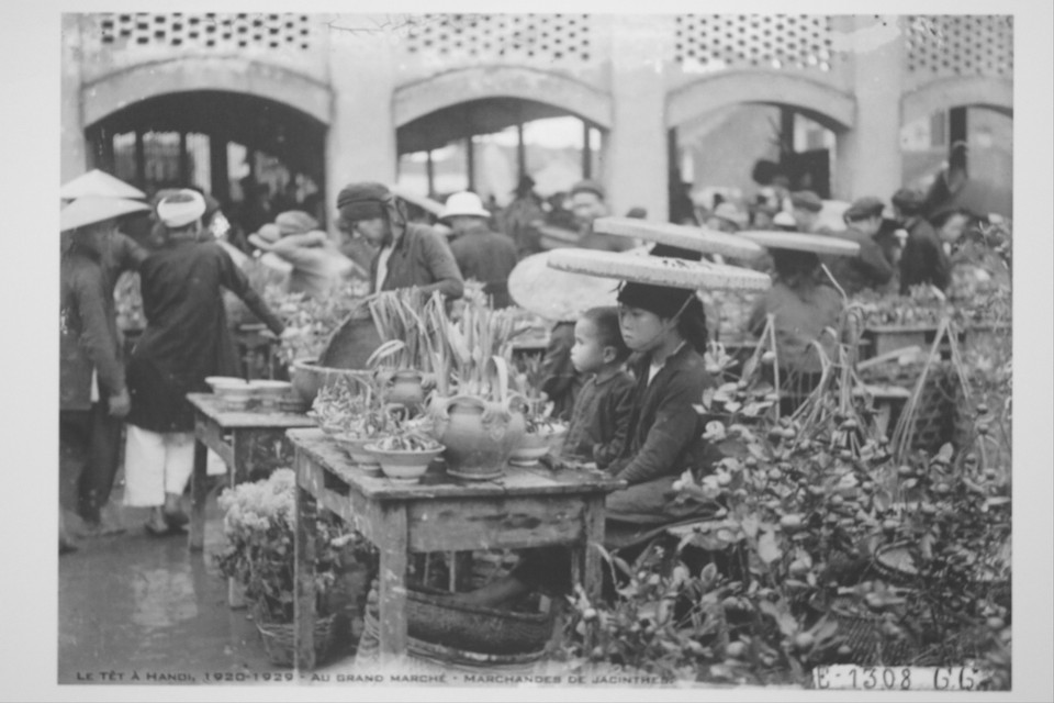 Chợ Đồng Xuân trước Tết giai đoạn từ 1920-1929.