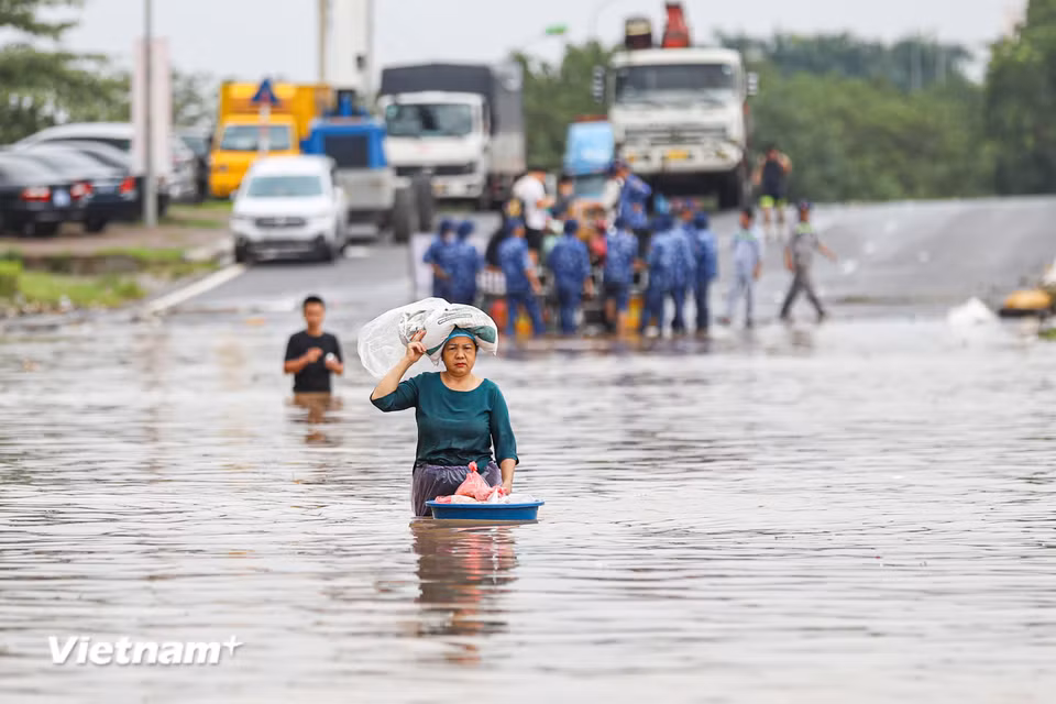 Do nước ngập sâu nên phương tiện không thể di chuyển được. (Ảnh: Hoài Nam/Vietnam+)