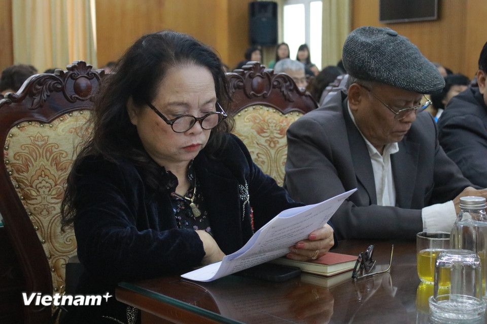 Đây cũng là dịp để người ứng cử lắng nghe tâm tư, nguyện vọng của cử tri ở nhiều độ tuổi. (Ảnh: Minh Anh/Vietnam+)