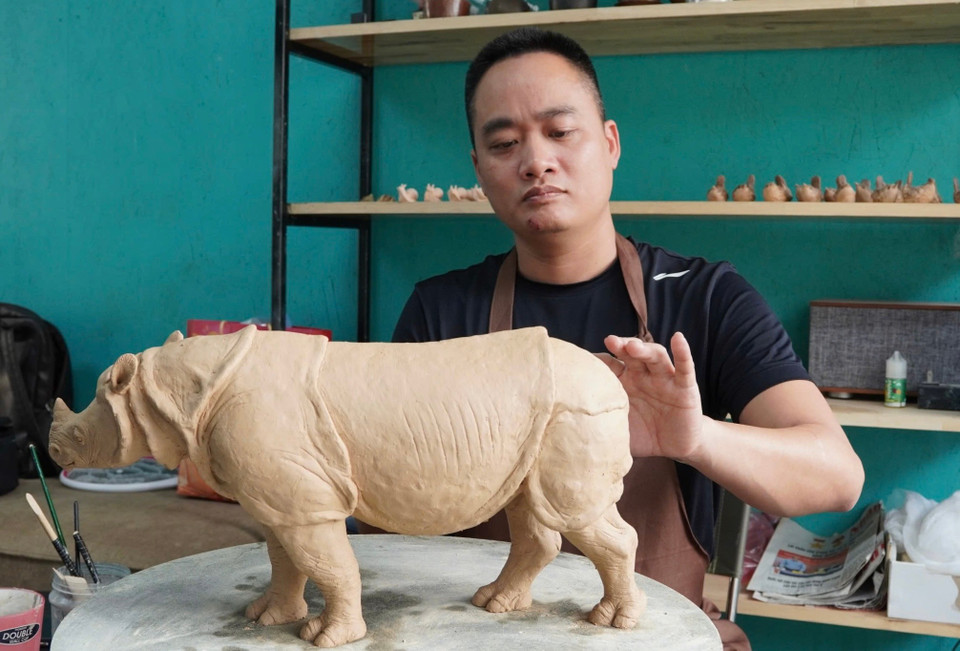 Đặc biệt, để khắc họa tác phẩm một cách chân thực, nhà điêu khắc Tống Vương Quyền còn phải nghiên cứu giải phẫu cơ thể động vật để hiểu rõ hơn về tập tính và thói quen của chúng. Anh cũng trực tiếp đến các vườn thú để quan sát, cũng như xem phim tài liệu và hình ảnh về động vật để thu thập thông tin chi tiết. (Ảnh: Hương Ly/Vietnam+)