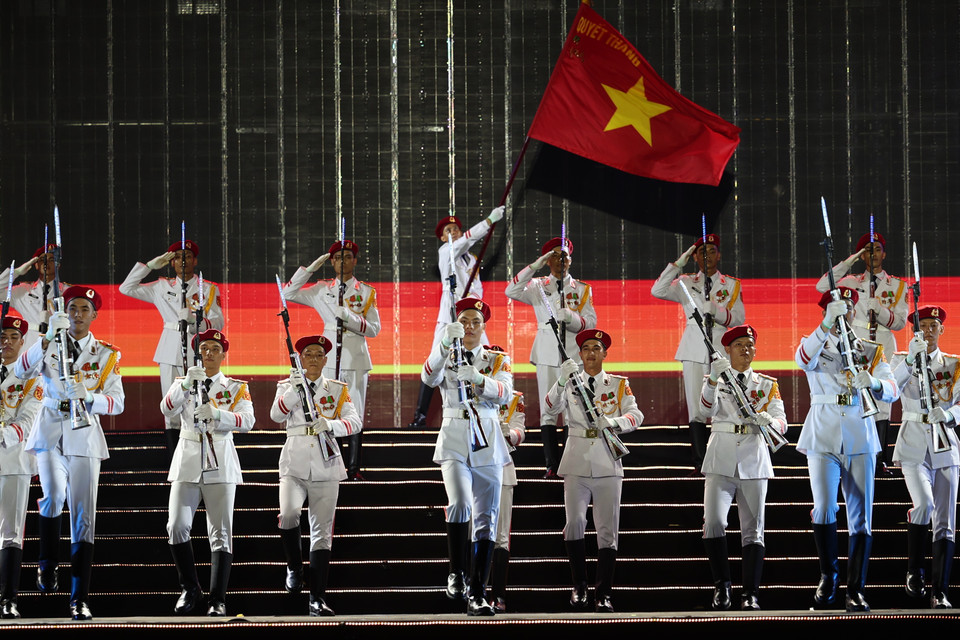 Lá cờ Quyết thắng tung bay trên Quảng trường Ba Đình. (Ảnh: Minh Anh/Vietnam+)