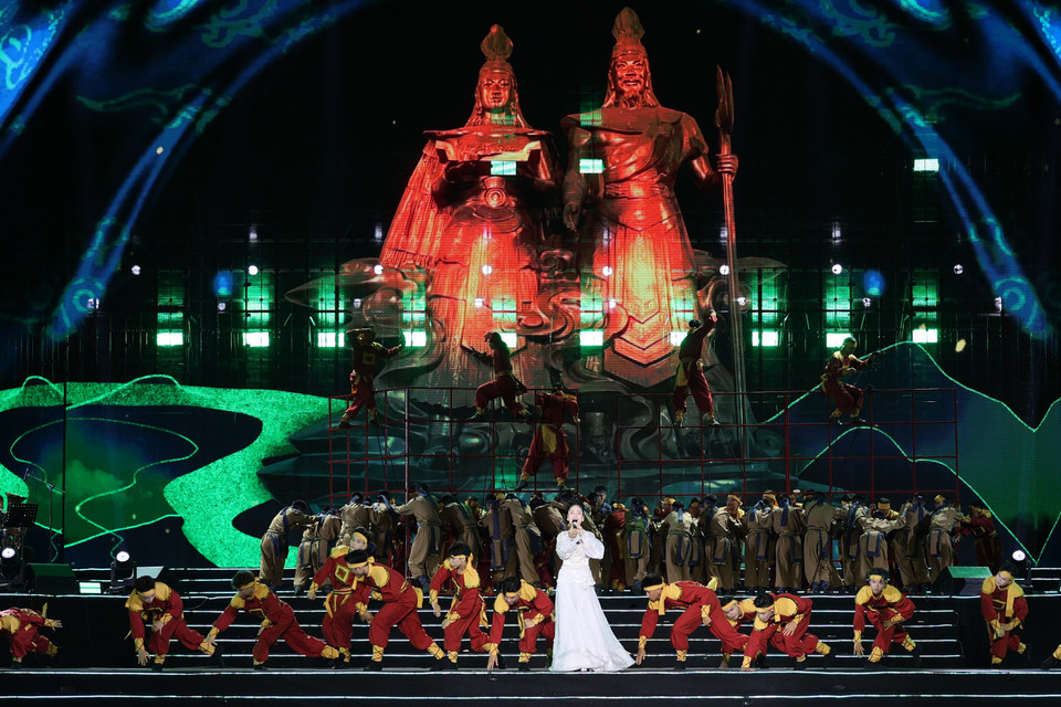 Chương trình kể lại một hành trình dựng nước giữ nước của dân tộc, từ thuở sơ khai lập nước... đến những trận đánh thời kỳ hiện đại - những cuộc chiến khiến thế giới phải biết đến Việt Nam. (Ảnh: Minh Anh/Vietnam+)