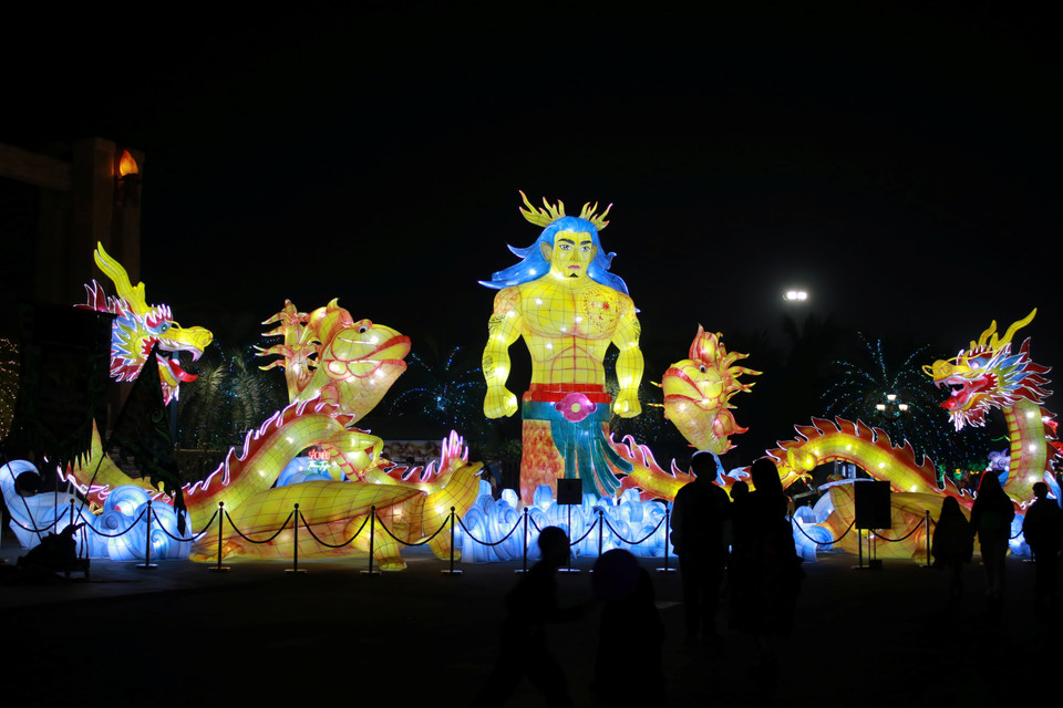 Cũng từ quê hương của Lễ hội Thành Tuyên, tác phẩm "Lạc Long Quân trở về" gây ấn tượng về quy mô cao 8m, dài 20m, giành giải khuyến khích cho cuộc thi. (Ảnh: Minh Anh/Vietnam+)