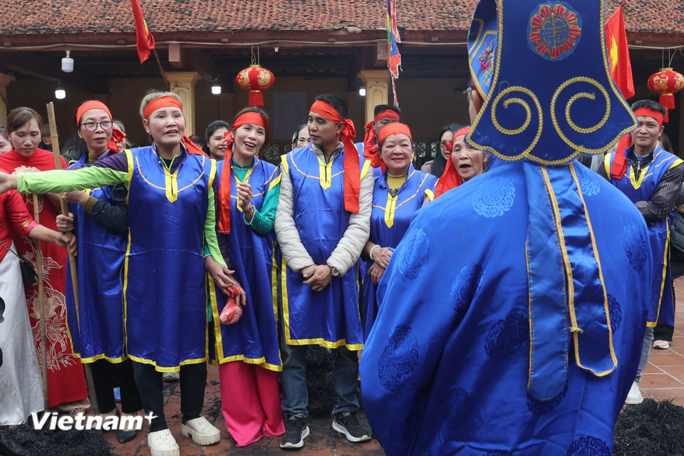 Các đội phải đánh lạc hướng ban giám khảo tìm đống tro không có nồi cơm. (Ảnh: Minh Anh/Vietnam+)