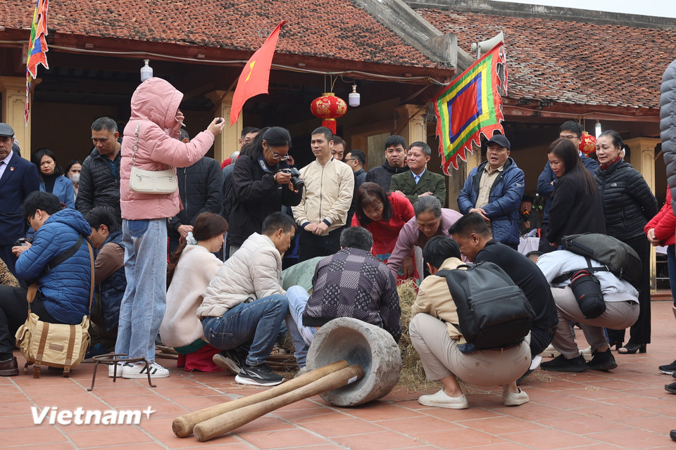 Từ tích đó, người dân Phương Canh mỗi dịp đầu Xuân lại mở hội tưng bừng, thu hút sự quan tâm của du khách thập phương. (Ảnh: Minh Anh/Vietnam+)
