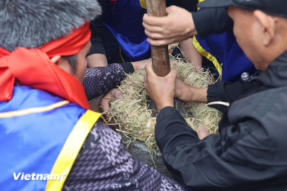 Hoa Dung công chúa (vợ của ông) đã cùng người dân giã thóc, kéo giang tre để đánh lửa, ra sông Nhuệ lấy nước về nấu cơm. (Ảnh: Minh Anh/Vietnam+)