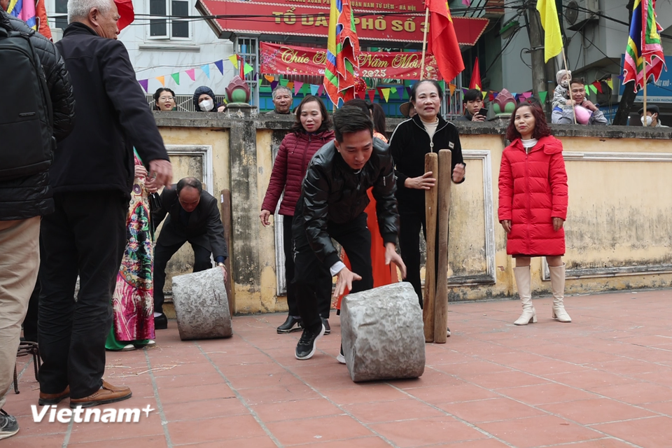 “Chút nữa khói lên mù mịt, cay xè mắt, nhưng vui lắm!” là chia sẻ của một người dân đã nhiều năm đi chơi hội kéo lửa-thổi cơm thi làng Thị Cấm tại phường Xuân Phương, quận Nam Từ Liêm, Hà Nội. (Ảnh: Minh Anh/Vietnam+)