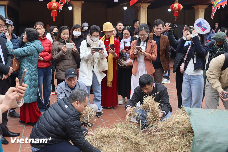 Diễn ra vào Mùng 8 tháng Giêng, hội thi là hoạt động tưởng nhớ Phan Tây Nhạc, một tướng quân dưới thời Vua Hùng thứ 18, có công lớn trong đánh đuổi giặc nhà Thục. (Ảnh: Minh Anh/Vietnam+)