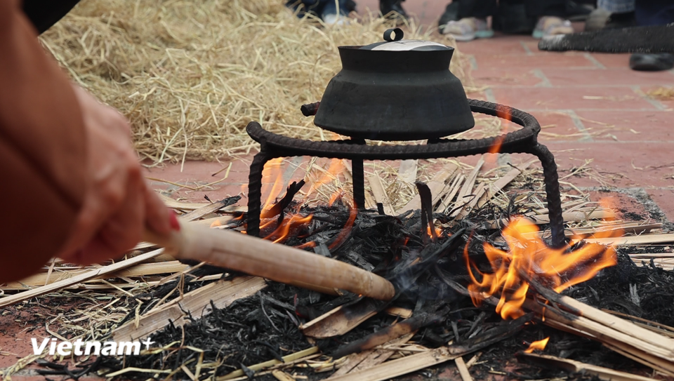 Trong quá trình nấu, các đội phải liên tục kiểm soát lửa, nước, để cơm không sống, không khê. (Ảnh: Minh Anh/Vietnam+)