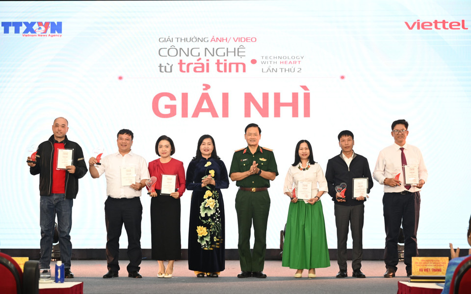 Tập thể tác giả nhận giải Nhì cuộc thi Công nghệ từ trái tim lần 2. (Ảnh: Minh Anh/Vietnam+)