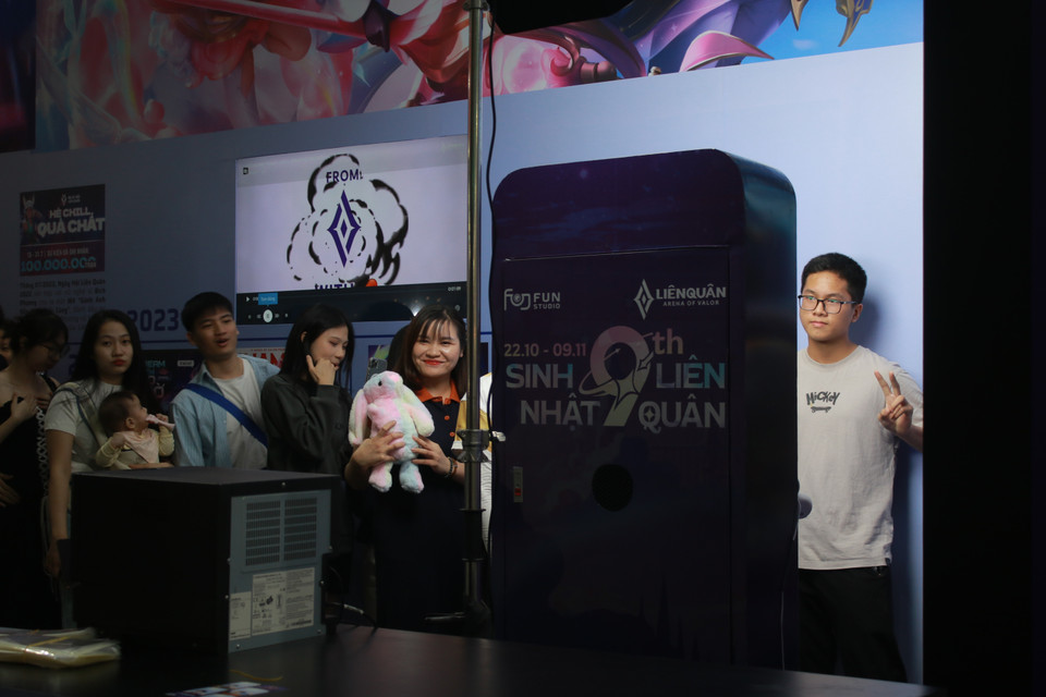 Khu vực quảng bá các trò chơi điện tử với hoạt động chụp ảnh kỷ niệm in lấy luôn cũng thu hút nhiều du khách trẻ. (Ảnh: Minh Anh/Vietnam+)