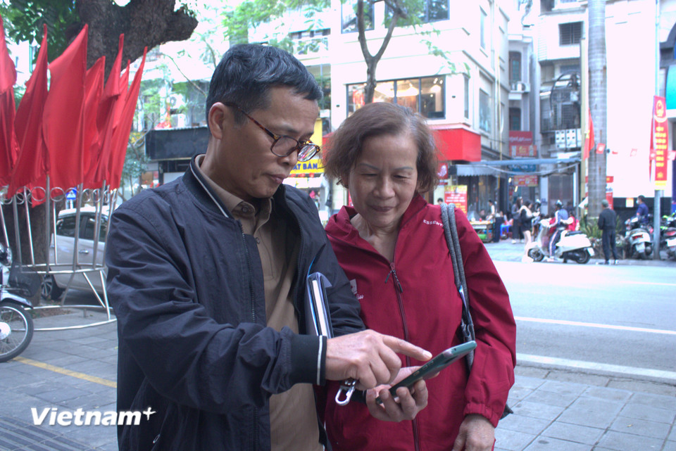 Cùng với việc niêm yết công khai danh sách cử tri, người ứng cử theo đúng quy định, thành phố Hà Nội đã đẩy mạnh ứng dụng chuyển đổi số trong công tác bầu cử. (Ảnh: Minh Anh/Vietnam+)