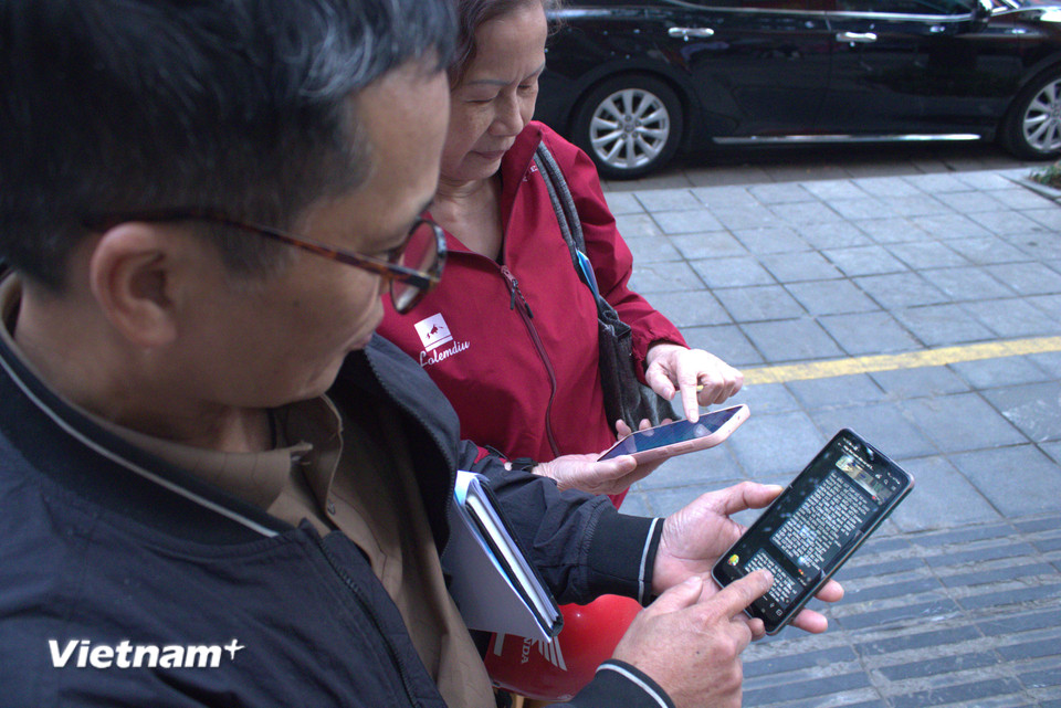 Là thành viên tổ bầu cử địa phương, ông Cát Văn Thìn - Tổ trưởng tổ 50 hay bà Nguyễn Minh Phương - Trưởng ban công tác mặt trận tổ 51 (phường Hai Bà Trưng) luôn tích cực vận động người trẻ-người già hỗ trợ lẫn nhau trong nắm bắt thông tin về công tác bầu cử. (Ảnh: Minh Anh/Vietnam+)