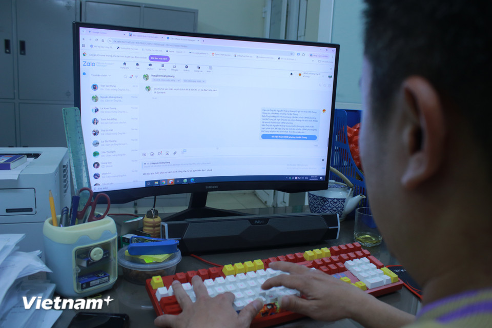 Cán bộ phòng văn hóa-xã hội phường Hai Bà Trưng triển khai hướng dẫn thông tin hành chính, thông tin bầu cử thông qua kênh Zalo OA (kênh chính thức cho các doanh nghiệp, nhãn hàng, tổ chức hoặc cơ quan nhà nước). (Ảnh: Minh Anh/Vietnam+)