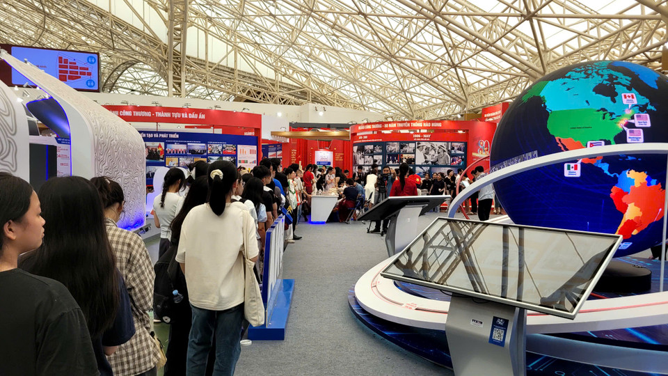 Du khách lưu ý đến xếp hàng từ sớm để đăng ký, do số ấn phẩm phát ra mỗi ngày có giới hạn. (Ảnh: Minh Anh/Vietnam+)