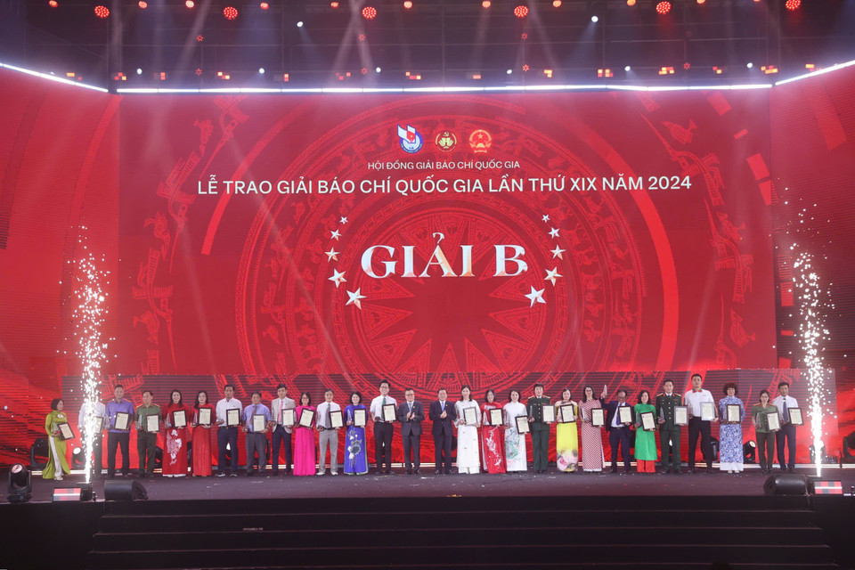 Tập thể tác giả, đại diện nhóm tác giả đoạt Giả B. (Ảnh: Hoài Nam/Vietnam+)