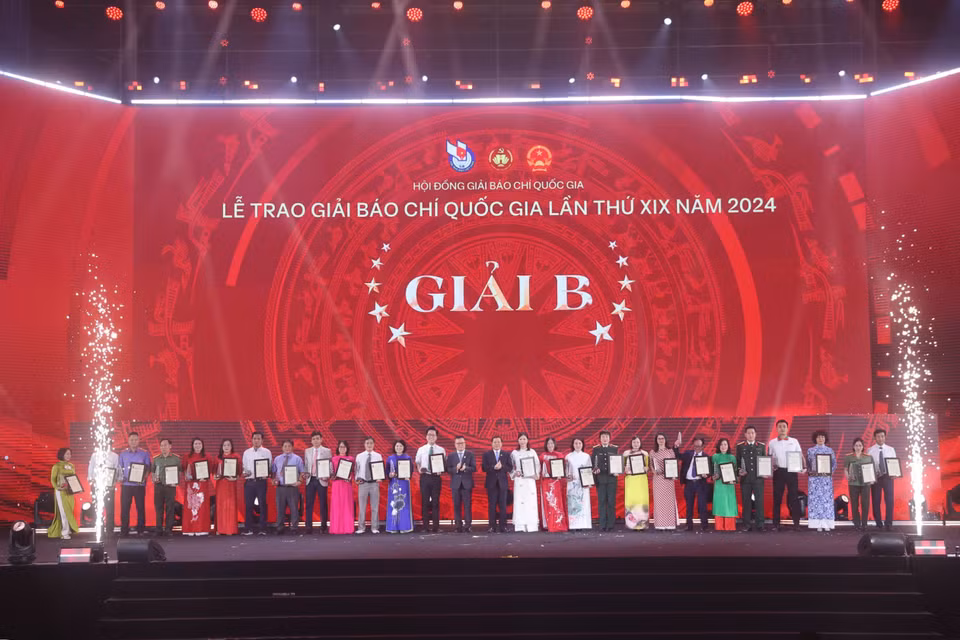Tập thể tác giả, đại diện nhóm tác giả đoạt Giả B. (Ảnh: Hoài Nam/Vietnam+)