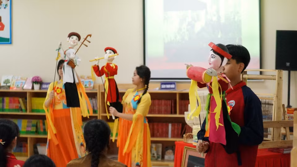 Việc đưa nghệ thuật rối cạn đến gần hơn với thế hệ trẻ không chỉ giúp các em hiểu hơn về giá trị của di sản văn hóa mà còn góp phần nuôi dưỡng lòng tự hào với quê hương, dân tộc. (Ảnh: Hương Ly/Vietnam+)