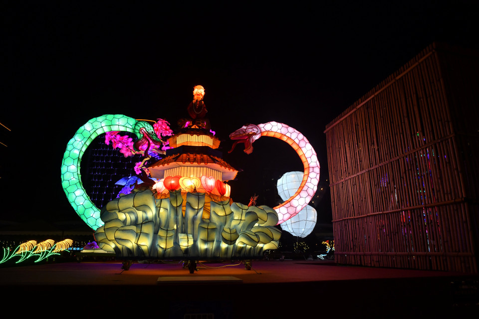 Một trong những đèn lồng lớn nhất lễ hội, lấy chủ đề con giáp rắn. (Ảnh: BTC)