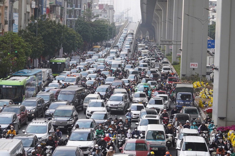 Đườg Trường Chinh chật cứng vào khoảng 16 giờ 50 đến 17 giờ. (Ảnh: Hoài Nam/Vietnam+)