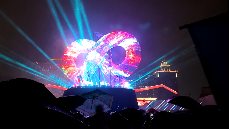 Điểm nhấn của lễ hội năm nay là tác phẩm đèn lồng con rắn có tên “Thiên đường bất tận,” được uốn thành biểu tượng vô cực gợi nhớ đến biểu tượng Ouroboros trong văn hóa Ai Cập cổ đại, mang ý nghĩa tái sinh, vĩnh cửu. (Ảnh: Minh Anh/Vietnam+)