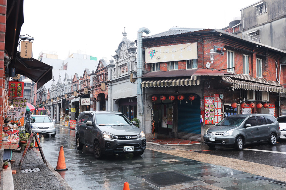 Không chỉ nhộn nhịp vào buổi đêm khi khu phố lên đèn, Đại Khê còn thu hút vào ban ngày, phù hợp với những du khách thích ngắm cảnh, tránh xa cảm giác quá đông đúc, xô bồ. (Ảnh: Minh Anh/Vietnam+)