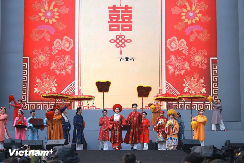 Nhằm hưởng ứng Ngày hội Việt Nam Hạnh Phúc - Vietnam Happy Fest 2025, nhiều đơn vị tư nhân cùng các bạn trẻ yêu mến cổ phục đã phối hợp với ban tổ chức để thực hiện "Bách hoa hỷ sự" tại khu vực phố đi bộ Hồ Gươm chiều 7/12. (Ảnh: Minh Anh/Vietnam+)