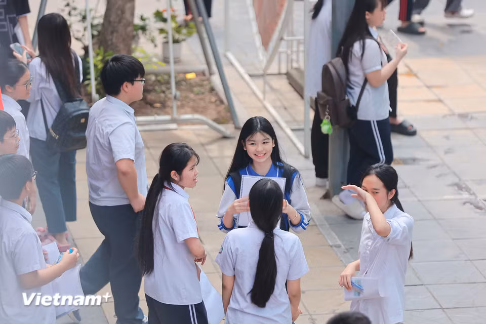 Nhiều em giữ cảm xúc thoải mái trước kỳ thi kéo dài 2 ngày (3 ngày đối với hệ thi chuyên). (Ảnh: Hoài Nam/Vietnam+)
