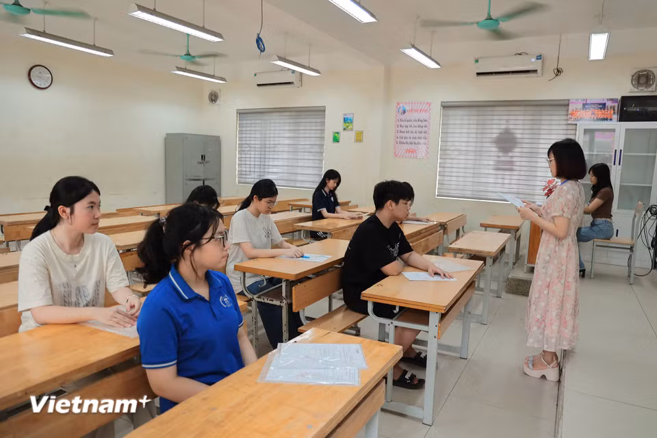 Theo lịch, thí sinh thi vào 10 sẽ bắt đầu làm bài thi môn Ngữ văn từ 8 giờ đến 10 giờ sáng ngày mai (30/5). Chiều cùng ngày, các em làm bài thi Ngoại ngữ từ 14 giờ đến 15 giờ. (Ảnh: Hoài Nam/Vietnam+)