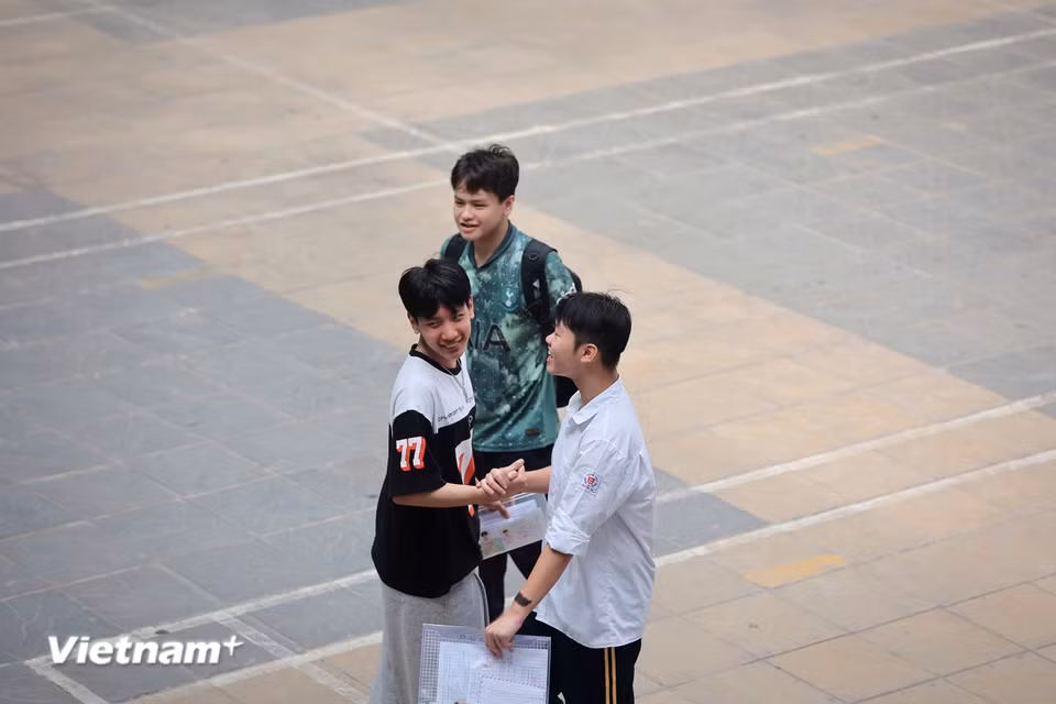 Đối với hệ chuyên, thí sinh tiếp tục làm bài thi môn Ngữ văn, Toán và Ngoại ngữ khác từ 8 giờ sáng đến 10 giờ 30; các môn Lịch sử và Địa lý, Tiếng Anh vào buổi chiều từ 14 giờ đến 16 giờ 30. (Ảnh: Hoài Nam/Vietnam+)