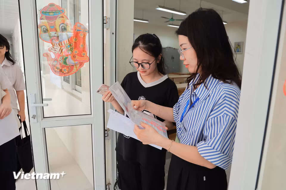 Năm nay, Hà Nội có gần 125.000 thí sinh đăng ký thi lớp 10, đông nhất từ trước tới nay, trong khi chỉ tiêu tuyển sinh là gần 81.500 em. (Ảnh: Hoài Nam/Vietnam+)