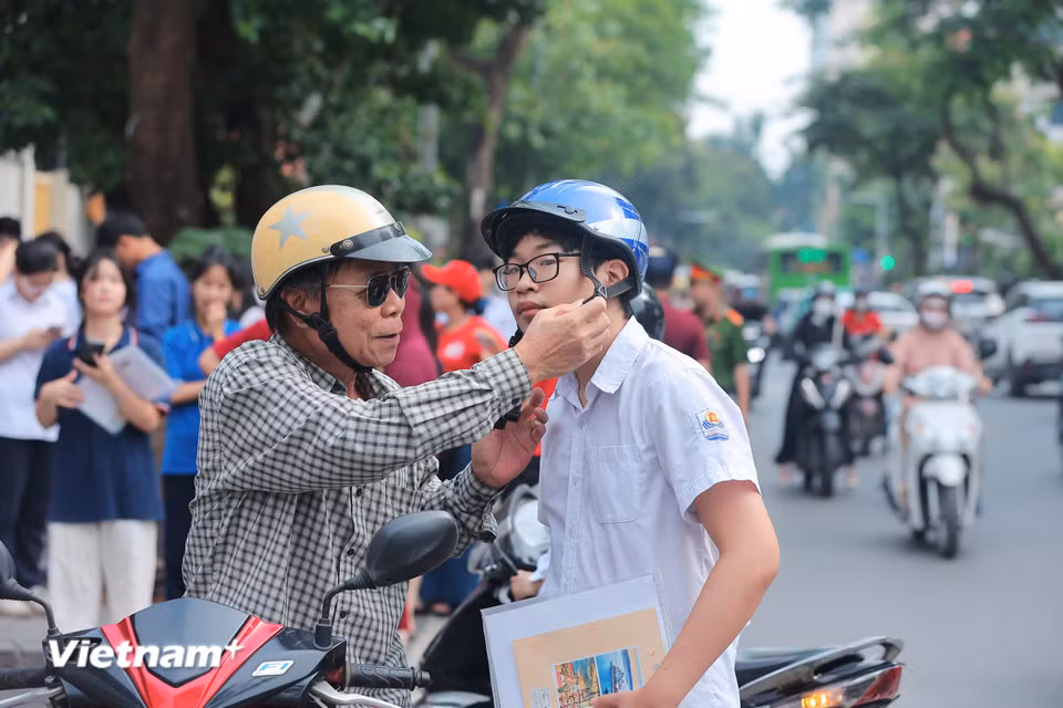 Ghi nhận tại điểm thi trường Trung học cơ sở Nguyễn Trãi (phường Giảng Võ), hầu hết học sinh có mặt đúng giờ cho ngày nhận phòng thi và nghe phổ biến quy chế. (Ảnh: Hoài Nam/Vietnam+)