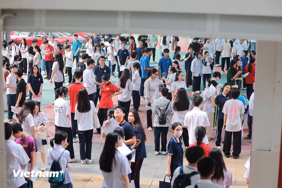 Tại điểm thi này có hơn 400 thí sinh với tổng cộng có 17 phòng thi, 2 phòng dự phòng cùng các cơ sở vật chất phục vụ thi khác. (Ảnh: Hoài Nam/Vietnam+)