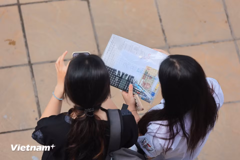 Sáng Chủ nhật (31/5), thí sinh làm bài thi môn Toán từ 8 giờ đến 10 giờ, môn cuối cùng đối với thí sinh thi hệ thường. (Ảnh: Hoài Nam/Vietnam+)