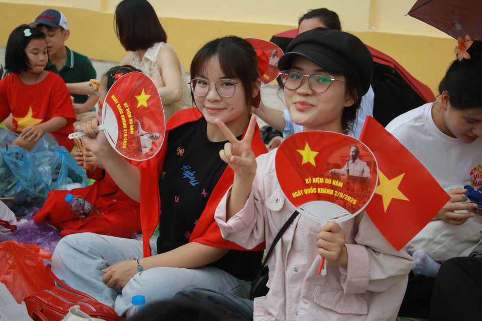 Thanh thiếu niên mang theo các loại phụ kiện để hưởng ứng A80. (Ảnh: Minh Anh/Vietnam+)