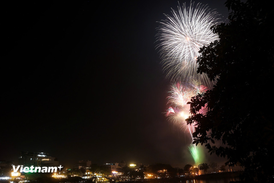 Pháo hoa tại khu vực hồ Văn Quán (Hà Đông). (Ảnh: Hoài Nam/Vietnam+)