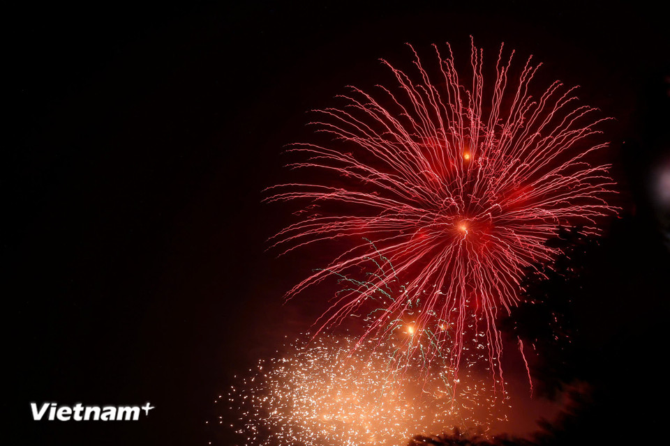 Rực rỡ pháo hoa trên bầu trời Thủ đô. (Ảnh: Hoài Nam/Vietnam+)