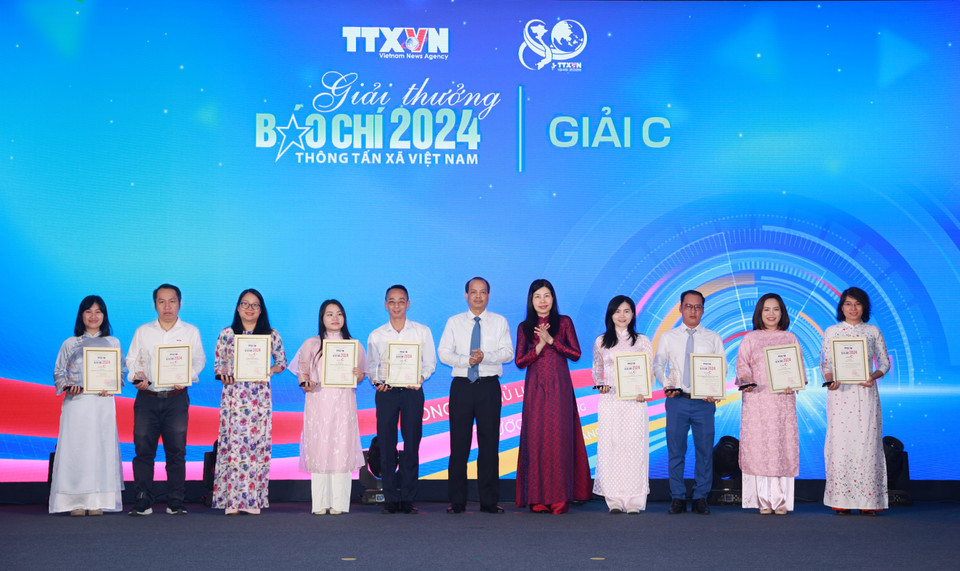 Tập thể tác giả nhận giải C Giải thưởng Báo chí Thông tấn xã Việt Nam năm 2024. Báo Điện tử VietnamPlus có một đại diện nhận giải thể loại truyền hình - chùm video "Những người gieo mầm cho khát vọng Hà Nội." (Ảnh: Hoài Nam/Vietnam+)